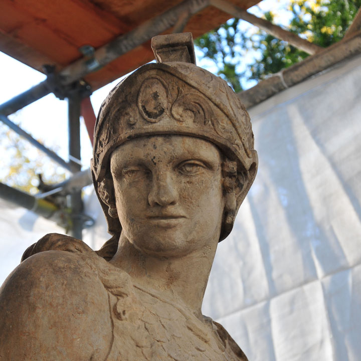 Sandsteinfigur Tomiris, Städt. Krankenhaus Dresden-Friedrichstadt