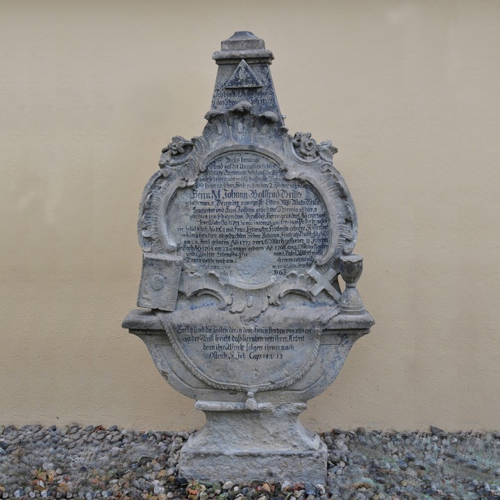 Grabmal Johann Gottfried Grill (1710-1778), Endzustand nach Wiederaufstellung an der Kirche.