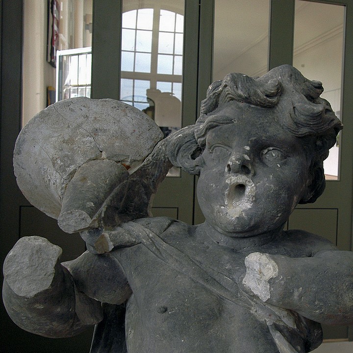 Putto mit Jagdhorn (Sandstein), Endzustand.