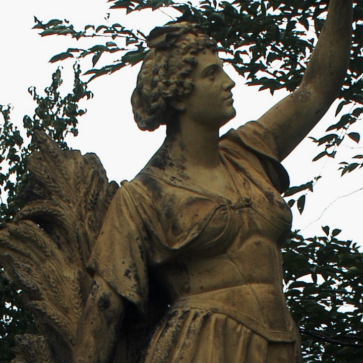 Die Figur Sommer nach der Restaurierung/Konservierung und Neufassung nach Befund.