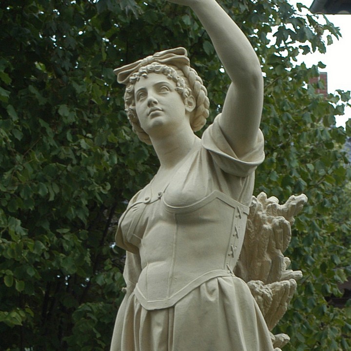 Detail der Terrakottafigur „Sommer“ nach der Restaurierung, Konservierung und Neufassung nach Befund.