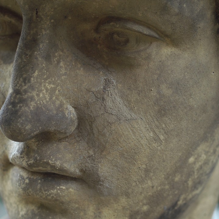 Detail 1, Schaden im Gesicht der Figur Herbst.