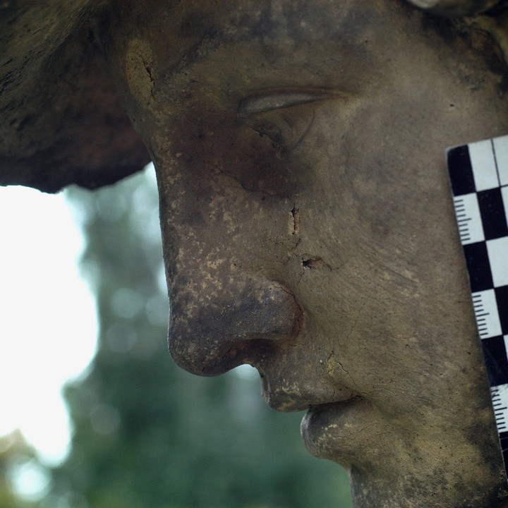 Gesicht der Figur Herbst nach Konservierung und Ergänzung des Schadensbereiches.