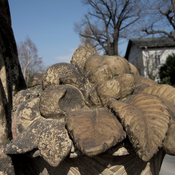 Detail 2, Fruchtkorb der Figur Frühling, Vorzustand mit Oberflächenverschmutzung und Fehlstelle.