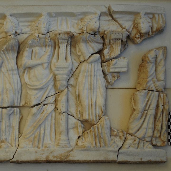 Marmorrelief (Antike), Musen, Antikensammlung Berlin, SMPK, Berlin, Vorzustand, 2012. Marmorrelief (Antike), Musen, Antikensammlung Berlin, SMPK, Berlin, Vorzustand, 2012.